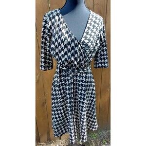 Sandra Darren Flare Dress Womens Size 8 White Black Houndstooth Wrap Surplice